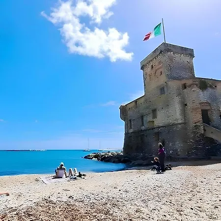 5 Mins To The Beach, Cozy דירה